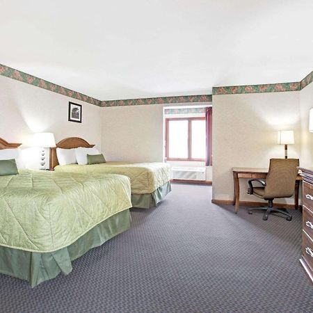 Отель Ramada By Wyndham Флемингтон Экстерьер фото